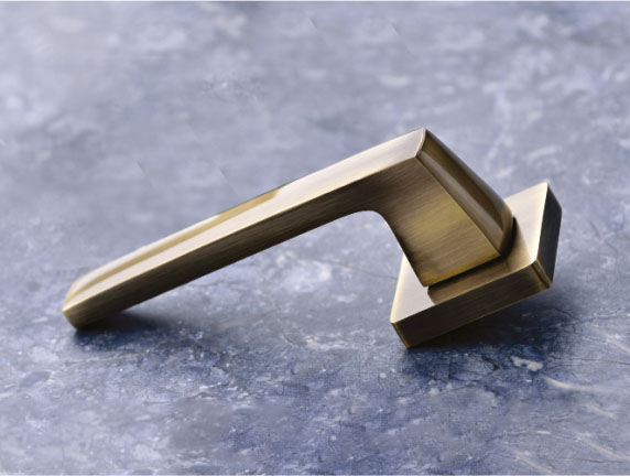 Brandy by Decor Brass Pull