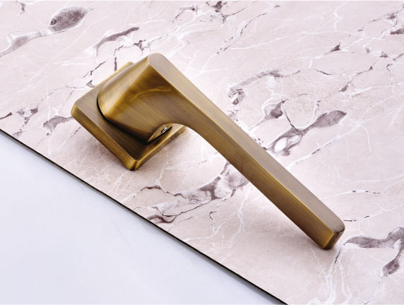 Brandy by Decor Brass Pull