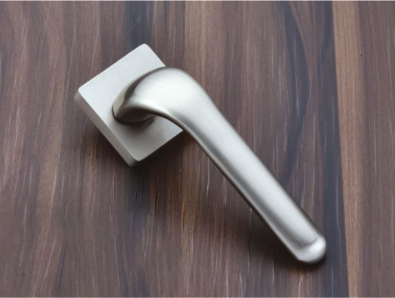 Brandy by Decor Brass Pull