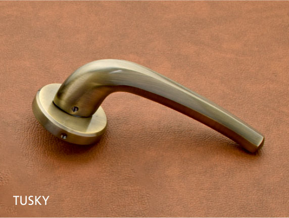 Brandy by Decor Brass Pull